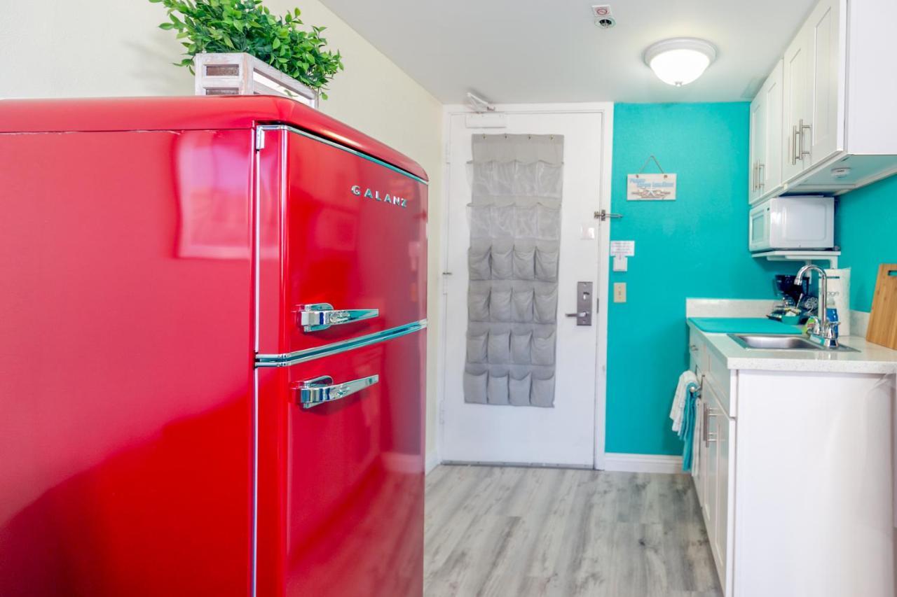 Aloha Vibes Await! Stylish Condo At Aloha Surf - Mountain And City Views Honolulu Kültér fotó